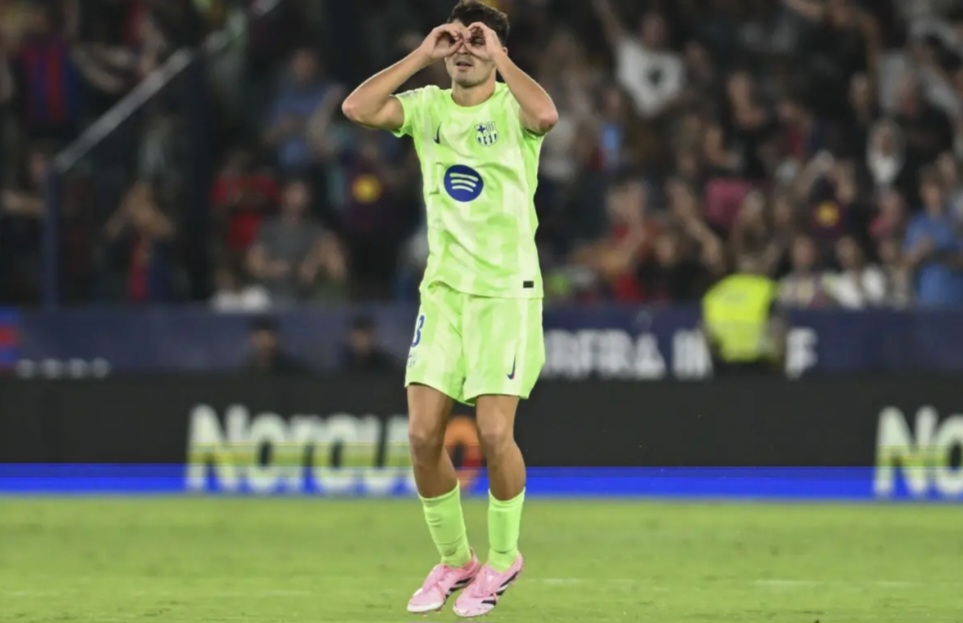 Selebrasi Pedri usai mencetak gol.