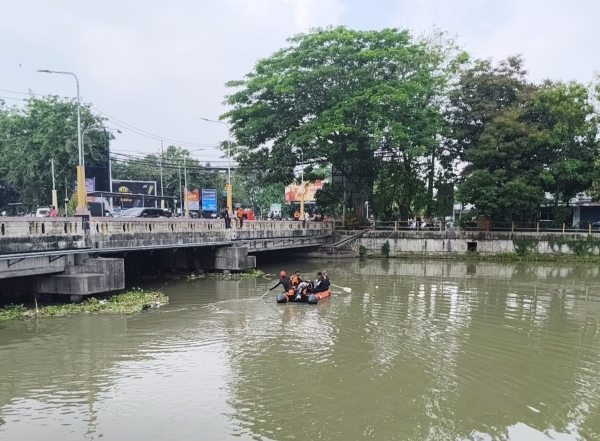 PENCARIAN: Petugas gabungan melakukan pencarian di Sungai Jagir, Surabaya. Korban pengamen diduga tenggelam di lokasi. (IST/RADAR SURABAYA)