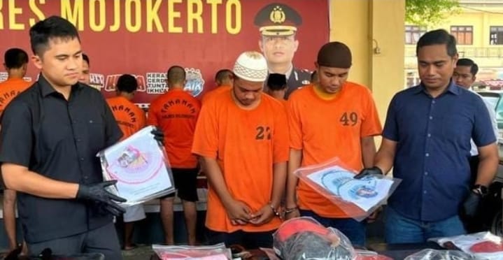 Modus gunakan uang mainan, pemuda, 21, diamankan Kasat Reskrim Polres Mojokerto.