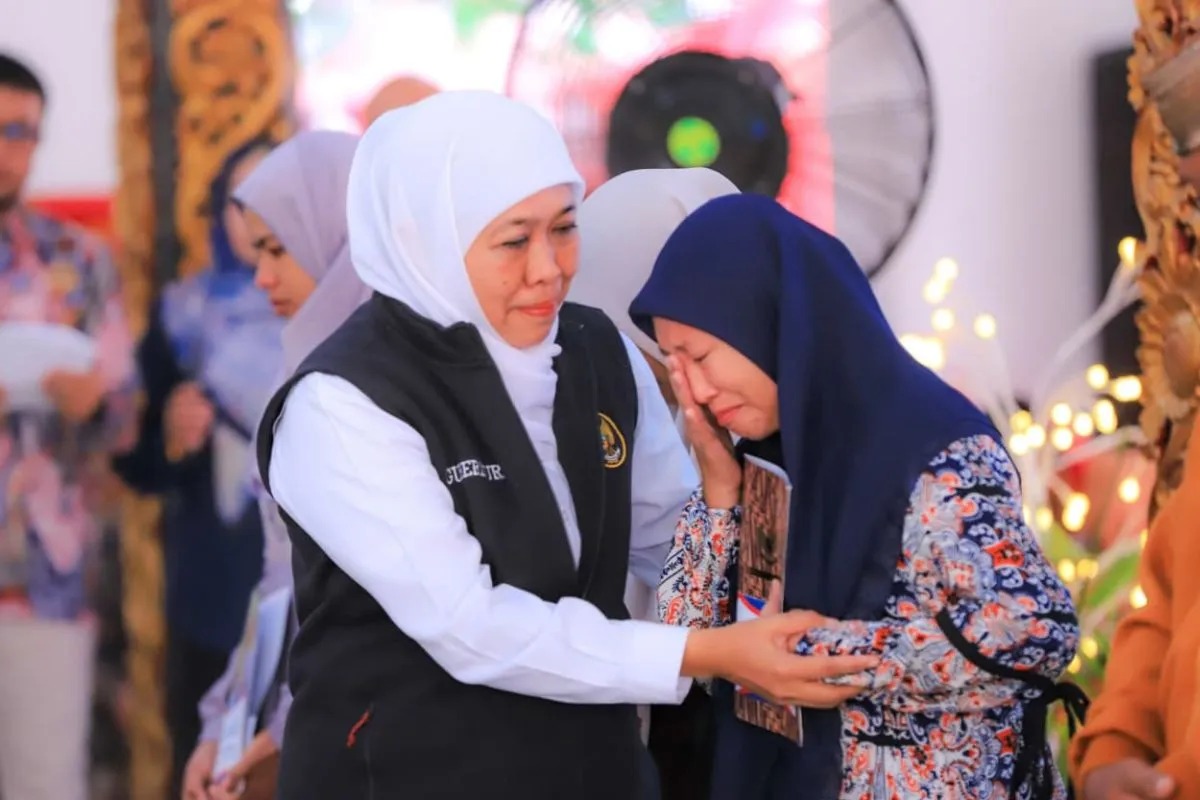 Gubernur Jawa Timur Khofifah Indar Parawansa membagikan bansos di Sumenep.
