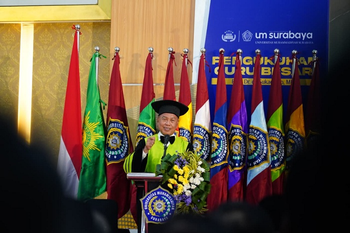 GURU BESAR: Prof. Sukadiono dalam prosesi pengukuhan sebagai guru besar Universitas Muhammadiyah (UM) Surabaya, Sabtu (23/8).