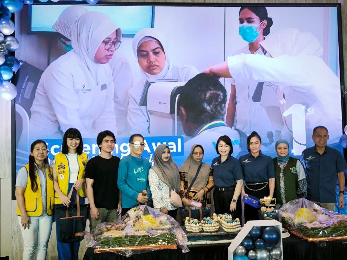 ANNIVERSARY: Sutoto Yakobus (kanan), dr. Sisca Sindhuatmaja (empat dari kanan) foto bersama pengurus Lions Club Surabaya Victoria dan pasien operasi katarak gratis di Anniversary Ciputra Hospital