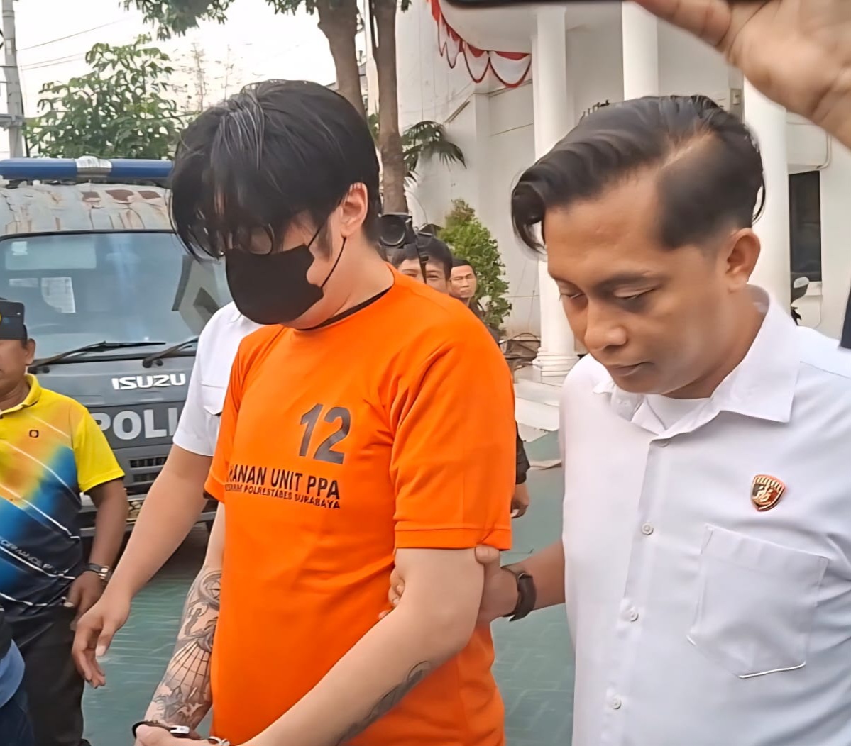 DITANGKAP: Pelaku KDRT pada istri ditahan di rutan Polrestabes Surabaya. KDRT ini bermula karena persoalan rumah tangga. (MAHRUS/RADAR SURABAYA)