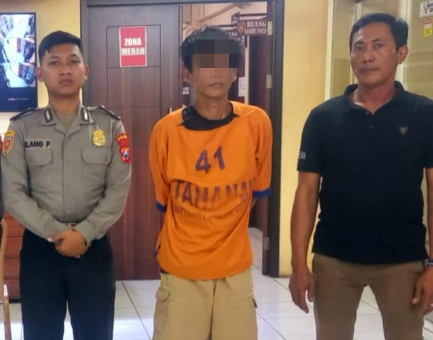 DIAMANKAN: Pelaku curanmor HHS saat diamankan Polsek Pabean Cantikan usai ketahuan warga mencuri sepeda motor di Kebalen Wetan, Surabaya.(IST/RADAR SURABAYA)