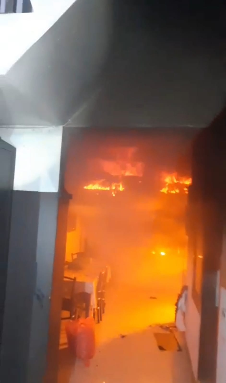 MENYALA : Kobaran api membakar lantai dua rumah milik Budi di Jalan Sukomanunggal, Surabaya, Senin (25/8).(IST/RADAR SURABAYA)