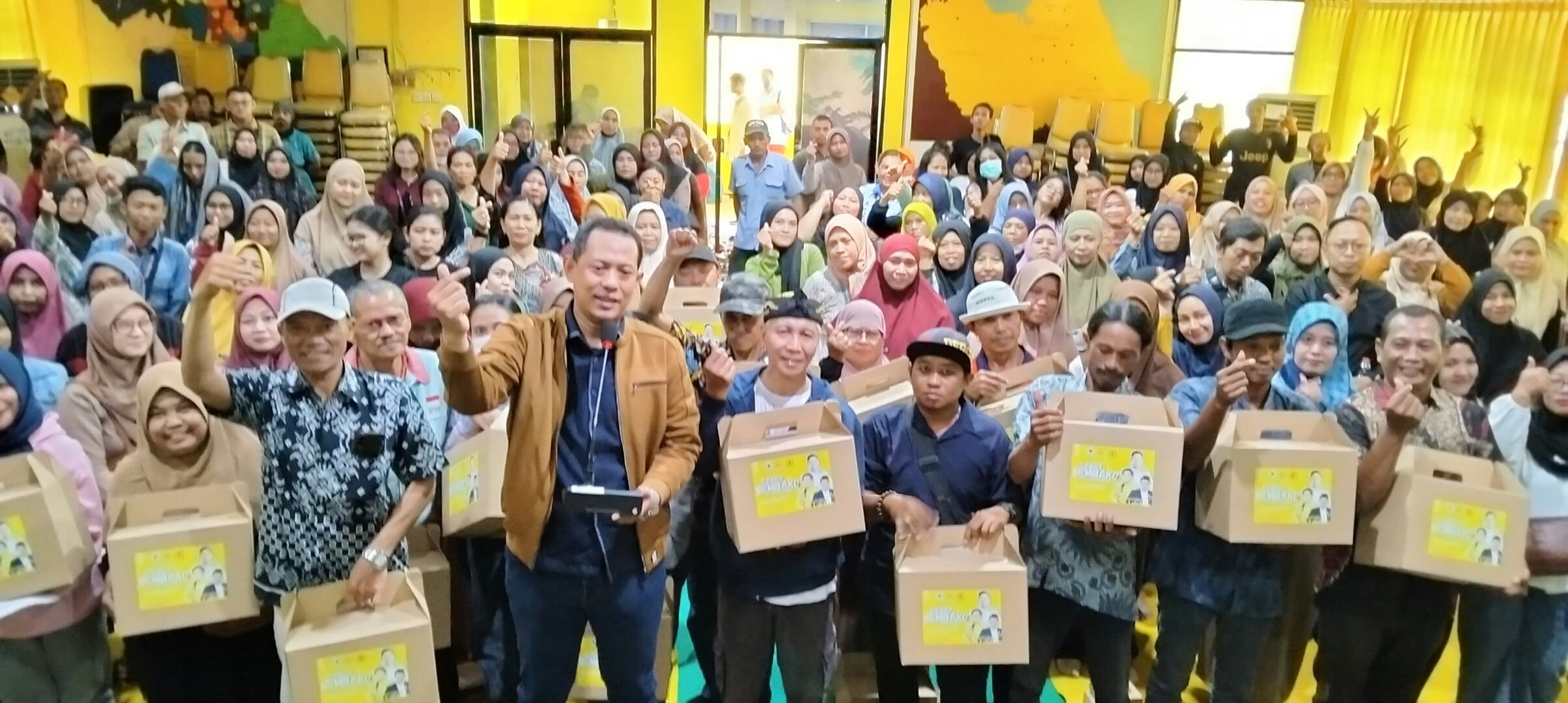 Anggota Partai Golkar Surabaya ikut mengawal penyaluran PIP di Surabaya. (DIMAS MAHENDRA/RADAR SURABAYA)