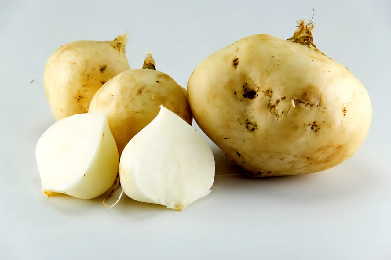 Bengkoang rendah kalori, kaya serat, vitamin C dan antioksidan. Bermanfaat untuk kesehatan tubuh dan kecantikan kulit.