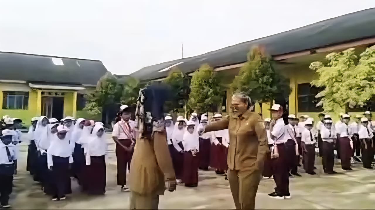 Ramai di Medsos, Guru berseragam ASN mengamuk saat upacara bendera di Pesawaran, Lampung. Suasana panik, siswa berlarian sambil menangis.