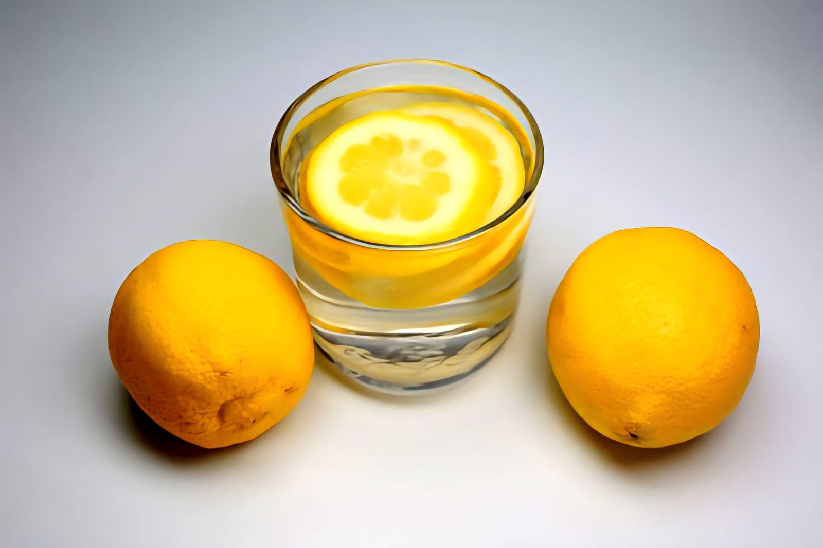 Lemon hangat dan madu kaya manfaat, mulai dari tingkatkan imun, energi, pencernaan, hingga menjaga kulit tetap sehat.