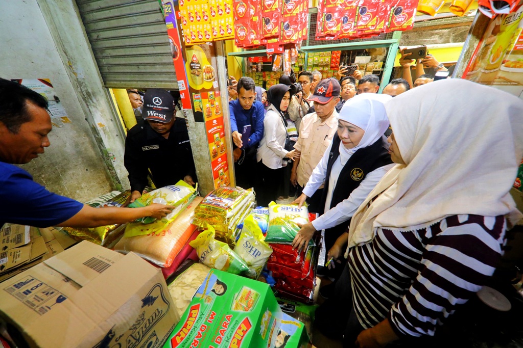 Gubernur Jatim Khofifah Indar Parawansa meninjau distribusi beras medium di Pasar Soponyono, Rungkut, Surabaya. (IST)