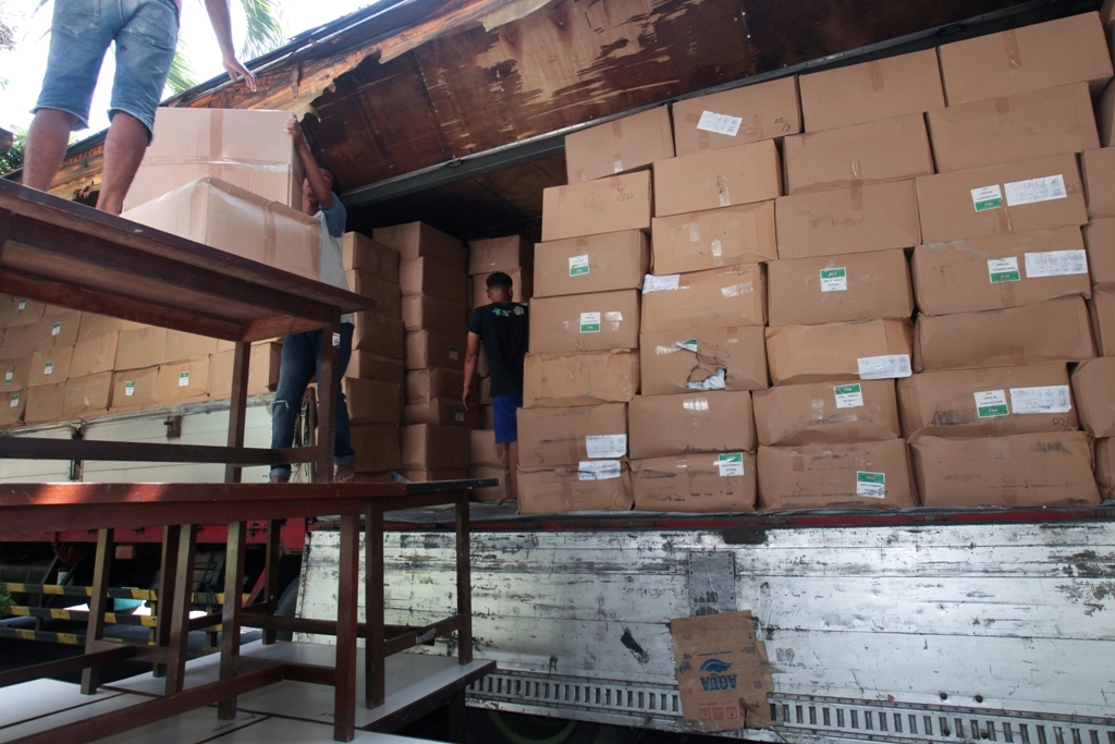 Distribusi obat di salah satu gudang di Surabaya. (RAHMAT SUDRAJAT/RADAR SURABAYA)