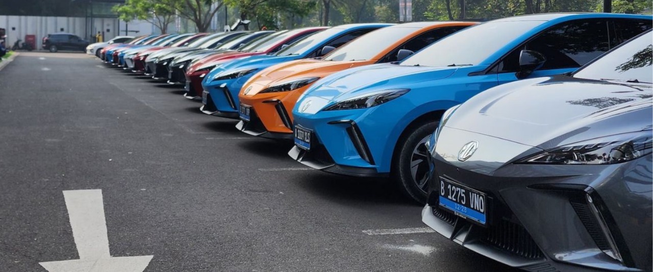 Penjualan mobil listrik melonjak, pangsa pasar mobil bensin terdesak. Didukung insentif pemerintah untuk kendaraan ramah lingkungan.