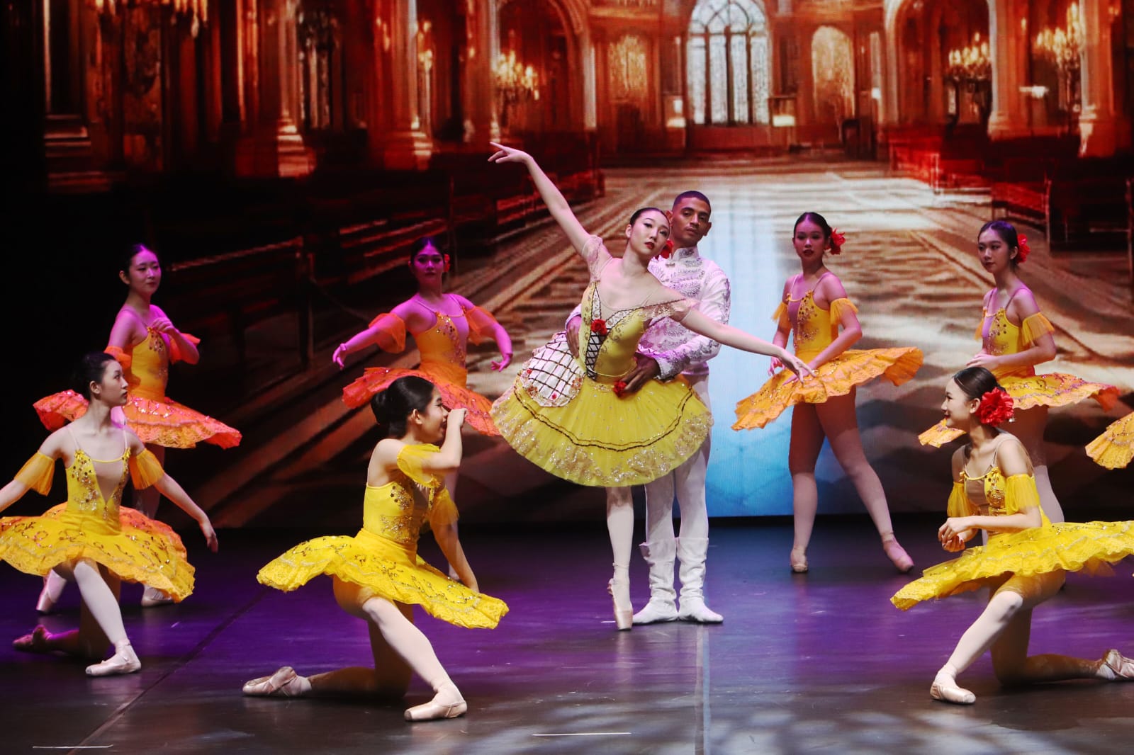 KLASIK: Sejumlah pebalet dari Center Point Ballet Academy, menggelar pementasan balet yang mengisahkan cerita Cinderella, di Ciputra Hall, Surabaya, Minggu (24/8) malam