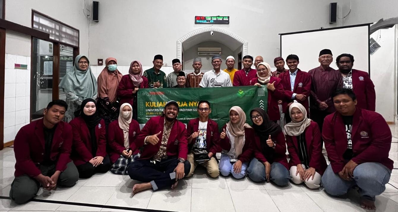 TERAPKAN APLIKASI: Mahasiswa KKN UMSurabaya foto bersama warga saat sosialisasi aplikasi inventori aset berbasis web dan Android. Inovasi ini diharapkan dapat membantu masyarakat.