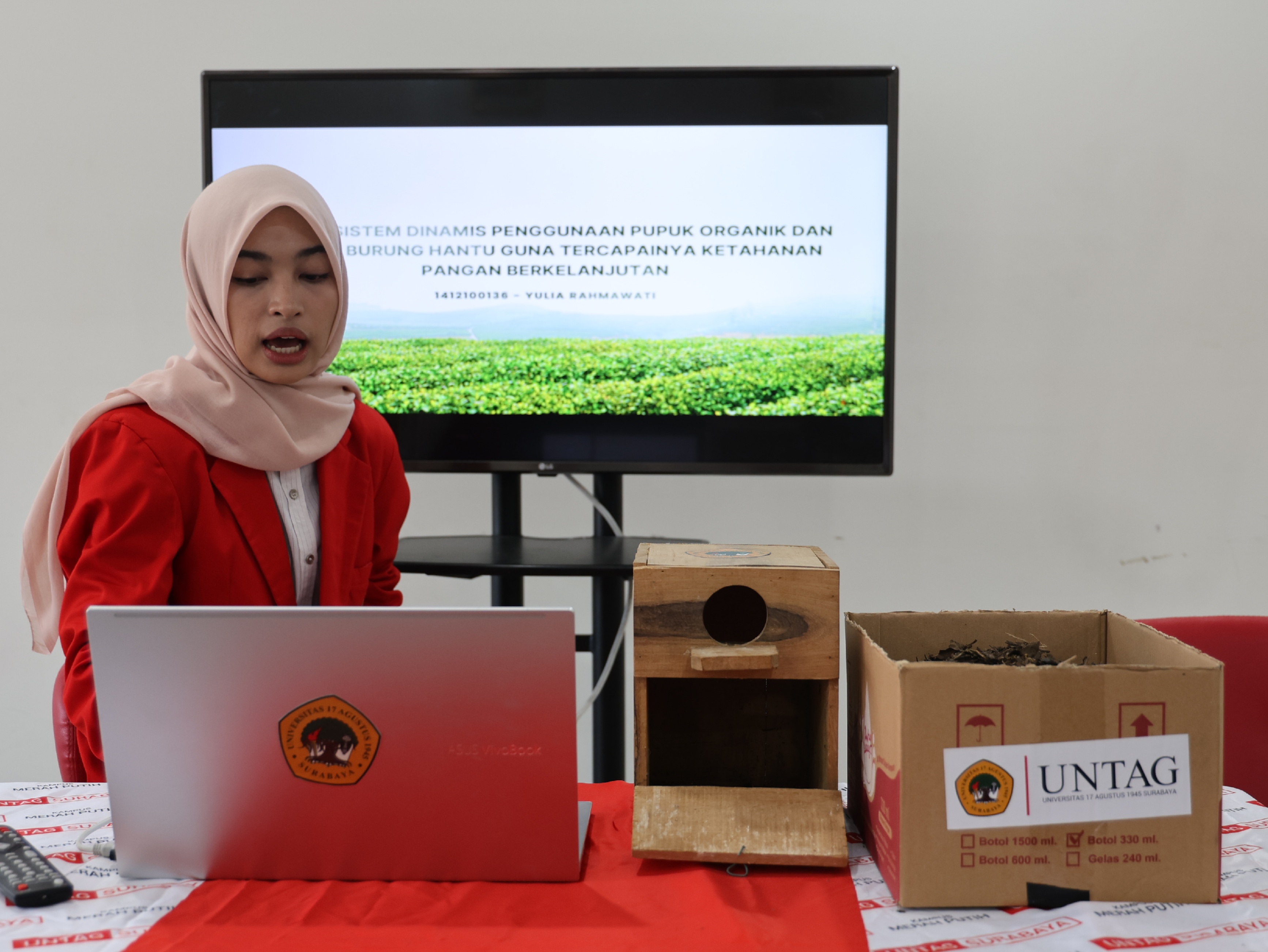 Yulia Rahmawati memaparkan hasil penelitiannya di Untag Surabaya. (RAHMAT SUDRAJAT/RADAR SURABAYA)