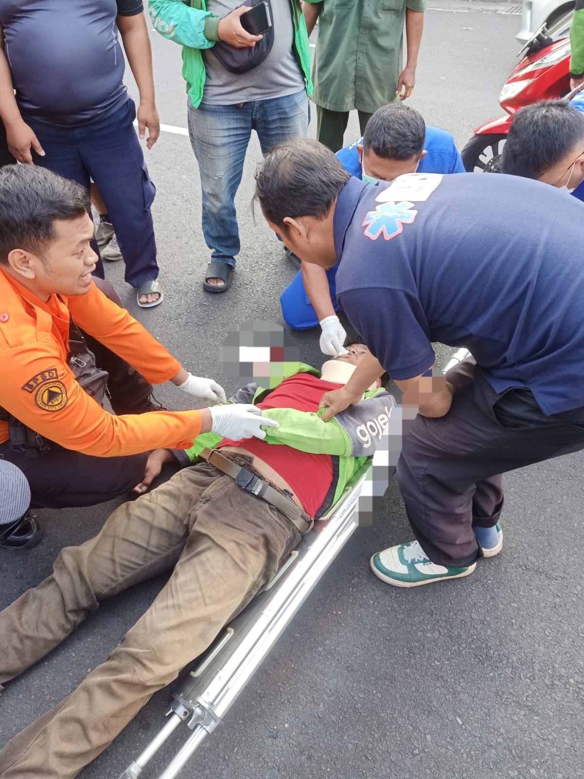 DIEVAKUASI : Kondisi korban pengendara ojol, MA, 34, tergeletak meninggal dunia usai motor yang dikendarai menabrak becak di Jalan Bubutan, Surabaya, Selasa (26/8).(IST/RADAR SURABAYA)