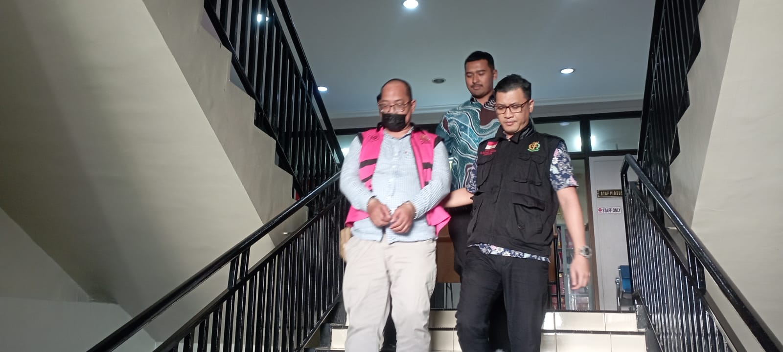 GUNAKAN ROMPI: Kejari Surabaya tangkap dan tahan tersangka kasus korupsi aset PT KAI, ES, warga Tambaksari, Surabaya. (IST/RADAR SURABAYA)