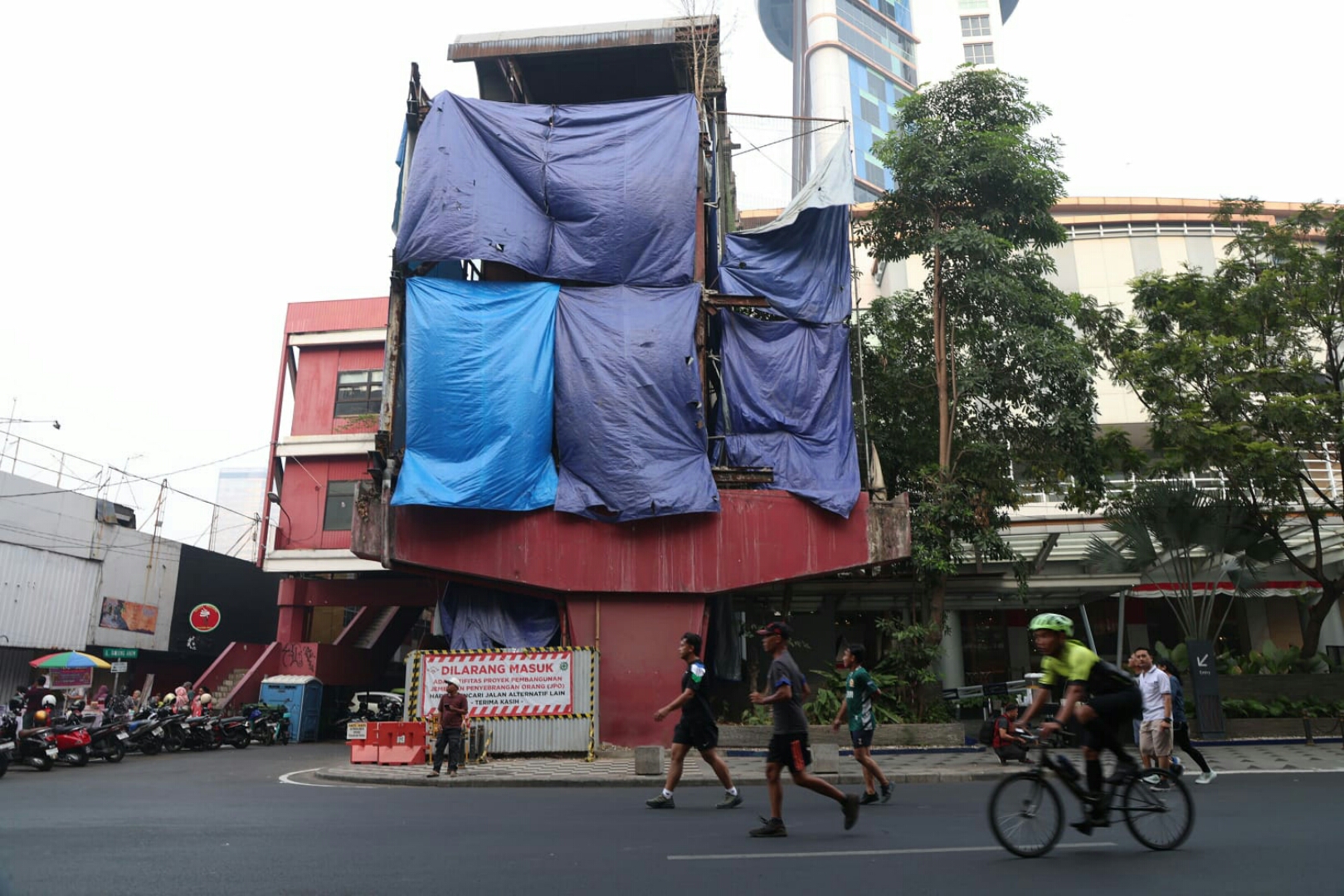Bekas JPO Siola di Jalan Tunjungan Surabaya. (DIMAS MAHENDRA/RADAR SURABAYA)