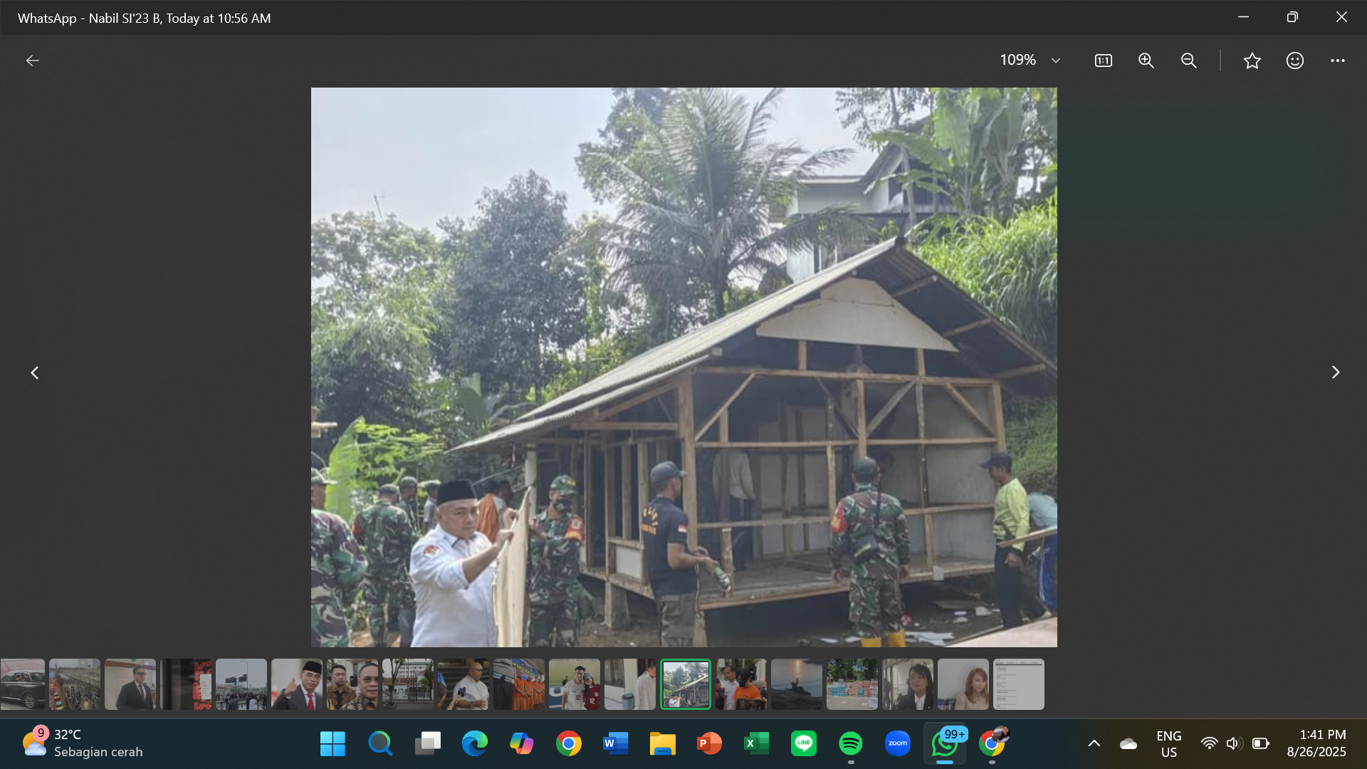 Rumah almarhum Raya direnovasi permanen. Warga, perangkat kecamatan, dan TNI gotong royong bongkar rumah panggung.