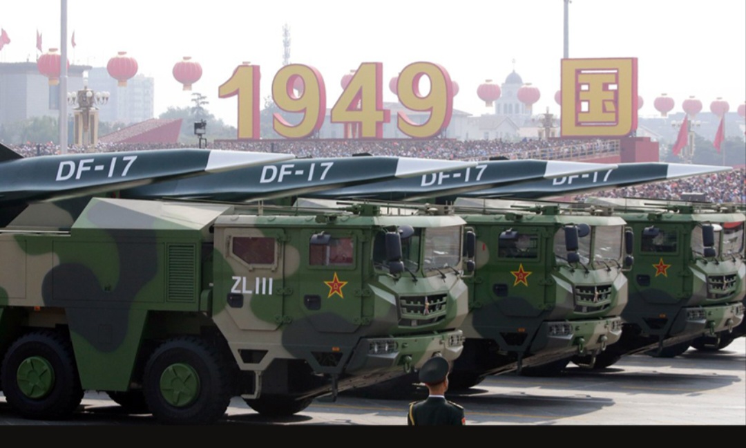 Dongfeng DF-17 terlihat saat parade kekuatan militer Tiongkok.