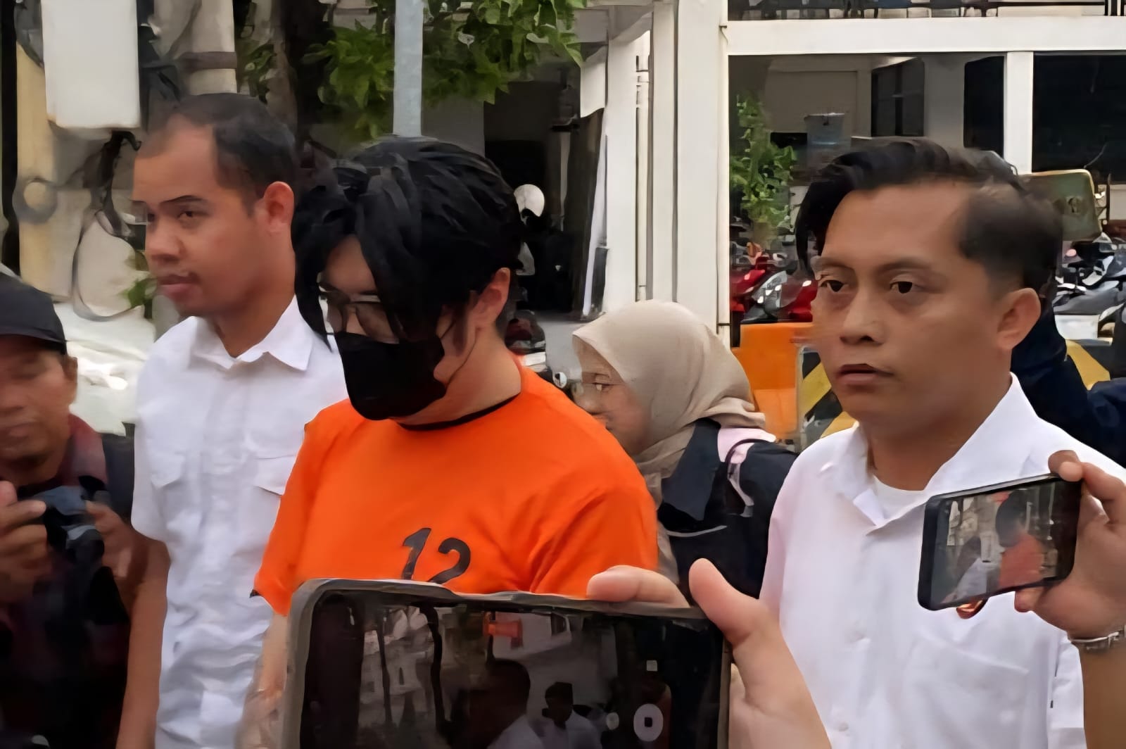 Kasus KDRT di Surabaya, karyawan bank Alvirdo Alim Siswanto ditetapkan tersangka usai rekaman penganiayaan istrinya viral.