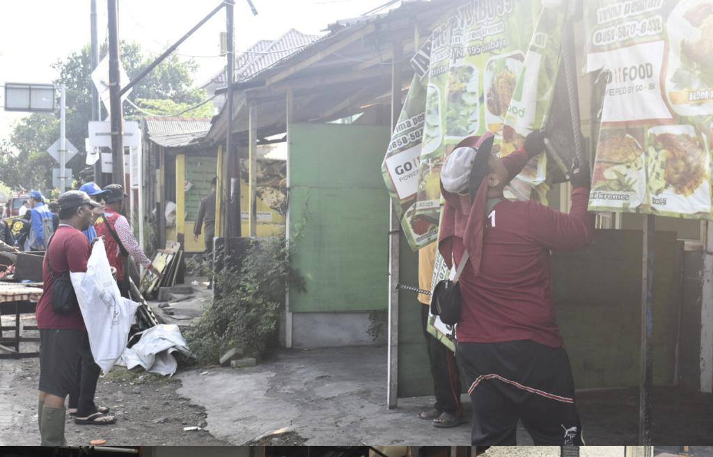 Pembongkaran bangunan liar di kawasan Ketintang Permai, Surabaya. (IST)