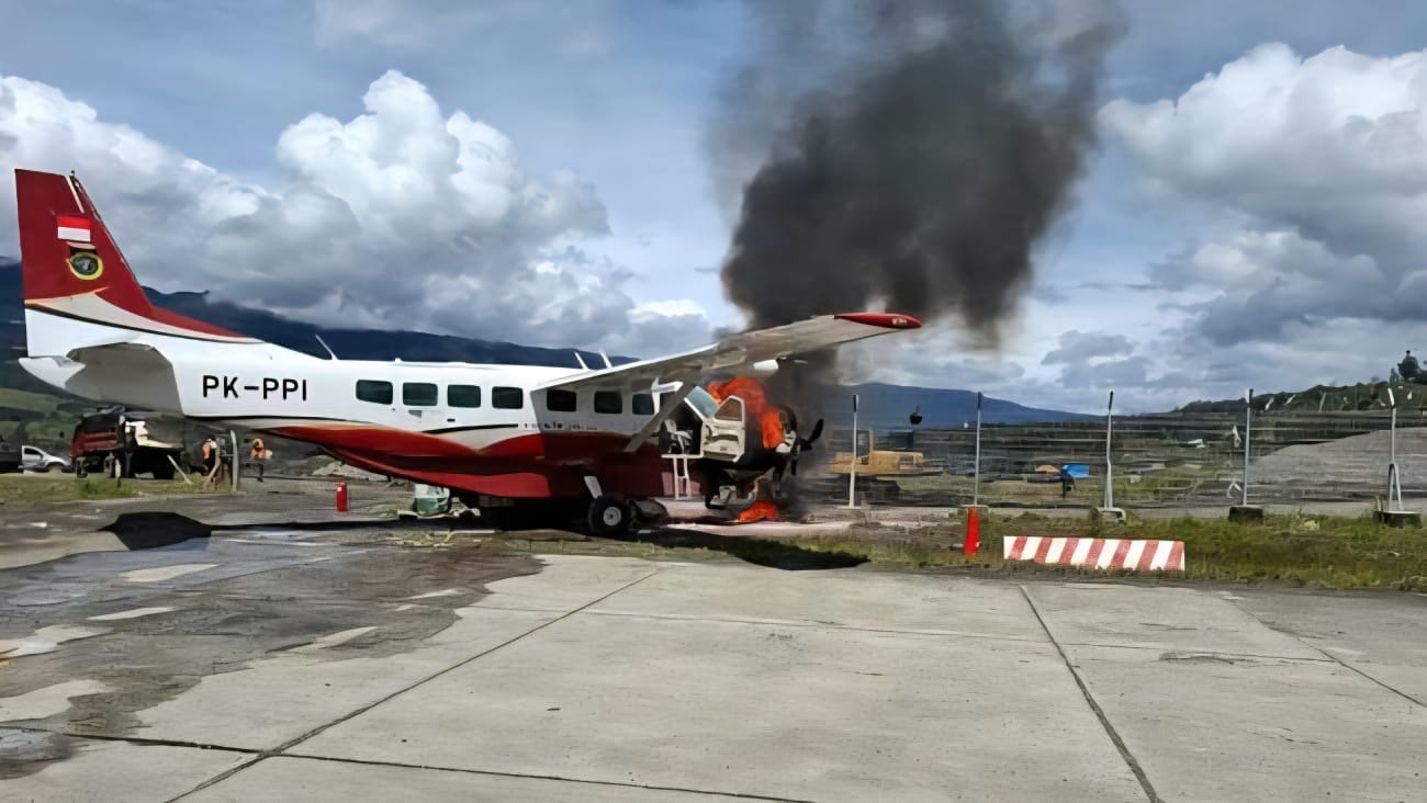 Kebakaran Pesawat Perintis, Amole Air dipadamkan dengan lumpur dan pasir