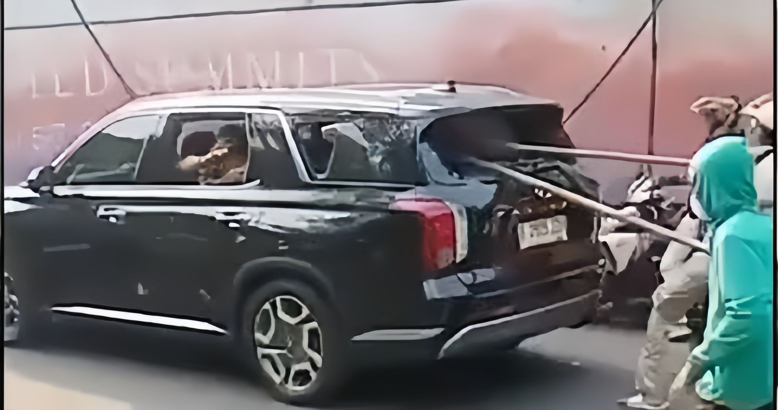 Terobos di tengah massa aksi, mobil pejabat kena sasaran