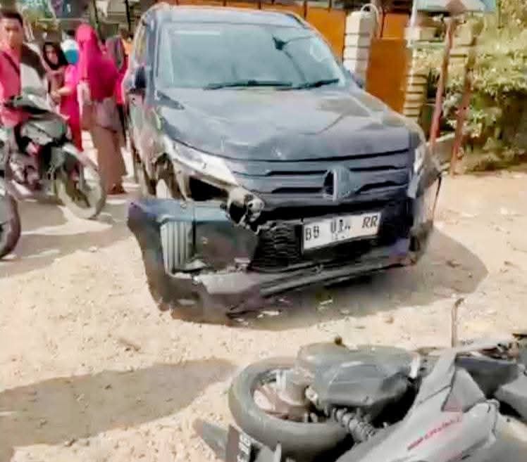 Mobil dinas tabrak siswi SMA hingga tewas, ratusan pelajar SMA Negeri 2 Plus Panyabungan dan sekolah lain mengiringi jenazah korban