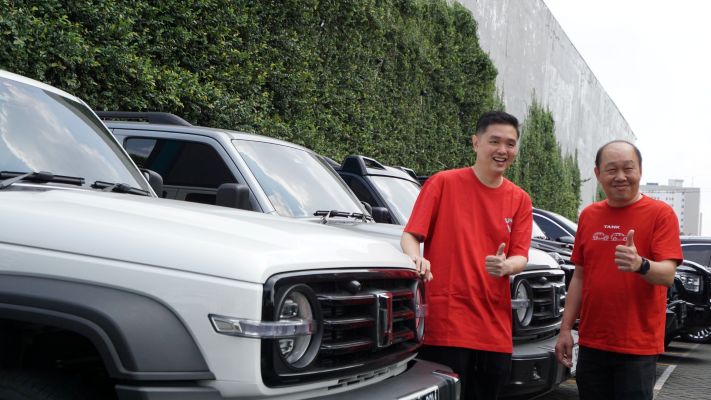 GAGAH DAN TANGGUH: Operational Director PT Satya Mandiri Motors, Alvin Ryan Harsono (kiri), dan Operational Manager PT Satya Mandiri Motors Erik Eng Kwang (kanan), memamerkan produk terbaru mereka.
