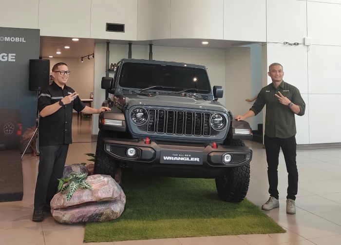 BARU: Ario Soerjo, COO of Jeep Indonesia Stellantis Brand House Surabaya dan Yusea Kurnia, Branch Head of Stellantis Brand House, mengenalkan Jeep&reg; Wrangler 4-Door Rubicon di Surabaya.