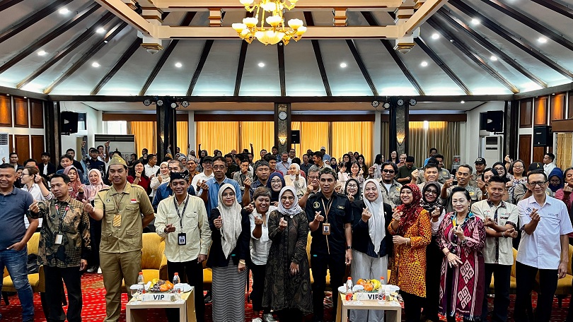 KOLABORASI: LBC Hotels Group bersama dengan corporate dan travel agent berfoto sebelum kegiatan table top dan business gathering di Grand Inna Tunjungan Hotel Surabaya, Selasa (26/8).