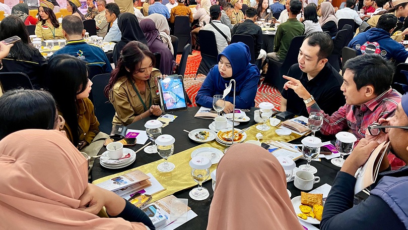 INTERAKSI: Salah satu sales menjelaskan beragam fasilitas dan penawaran menarik yang dimiliki sepuluh properti LBC Hotel Groups