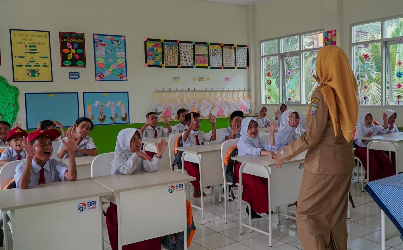 Siswa-siswi SD penerima program BRI Peduli. Ini Sekolahku menerima beasiswa dan belajar di sekolah yang telah direnovasi.