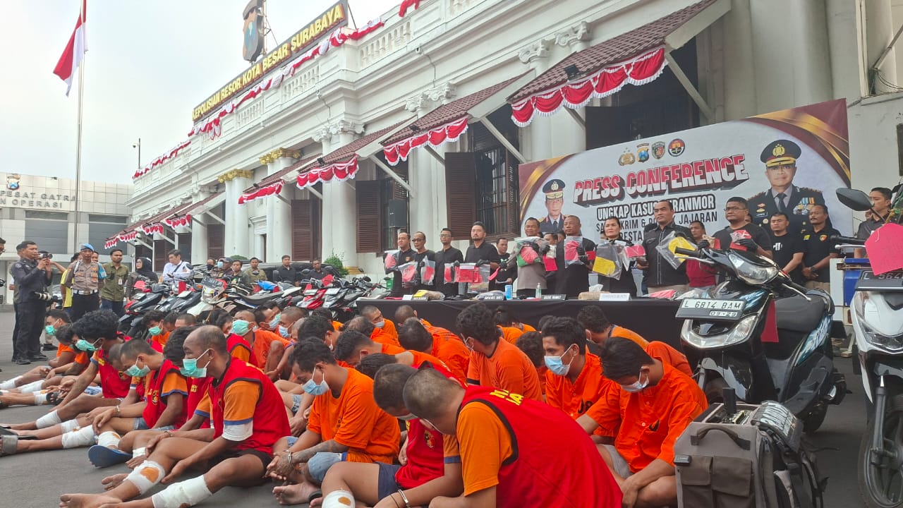 DITEMBAK: Tersangka curanmor yang ditangkap dari 64 kasus yang diungkap Polrestabes Surabaya. (MAHRUS/RADAR SURABAYA)