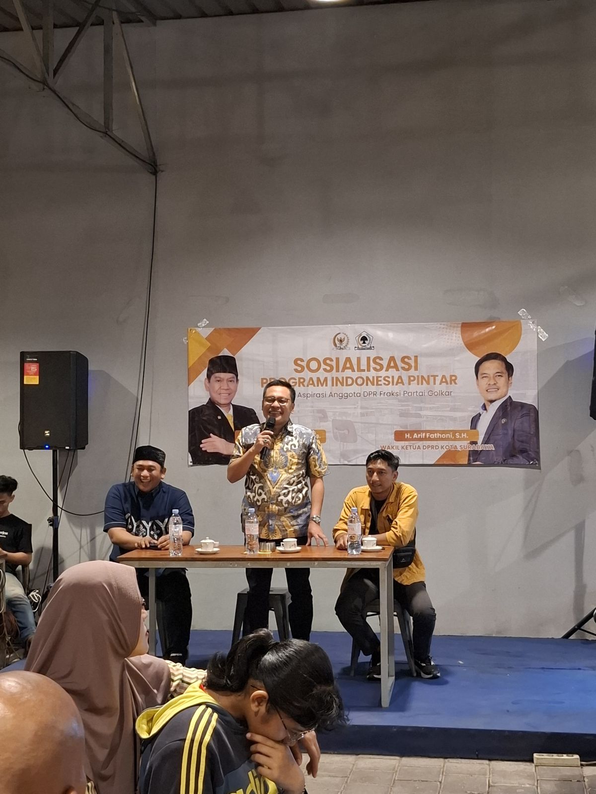 Anggota Fraksi Golkar DPRD Surabaya Arif Fathoni memanfaatkan warkop untuk menyalurkan Program Indonesia Pintar (PIP) sekaligus menggerakkan kerakyatan. (IST)