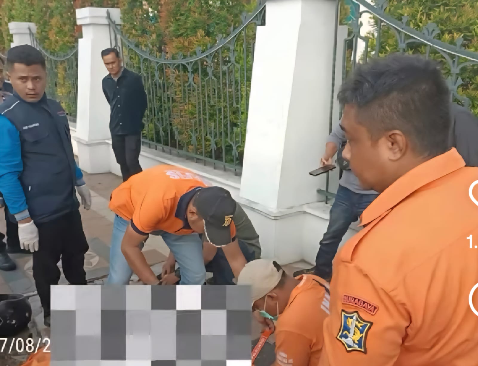 MENDADAK: Korban pengendara motor yang ambruk dan meninggal dunia di Jalan Polisi Istimewa, Surabaya, hendak dievakuasi petugas.(IST/RADAR SURABAYA)