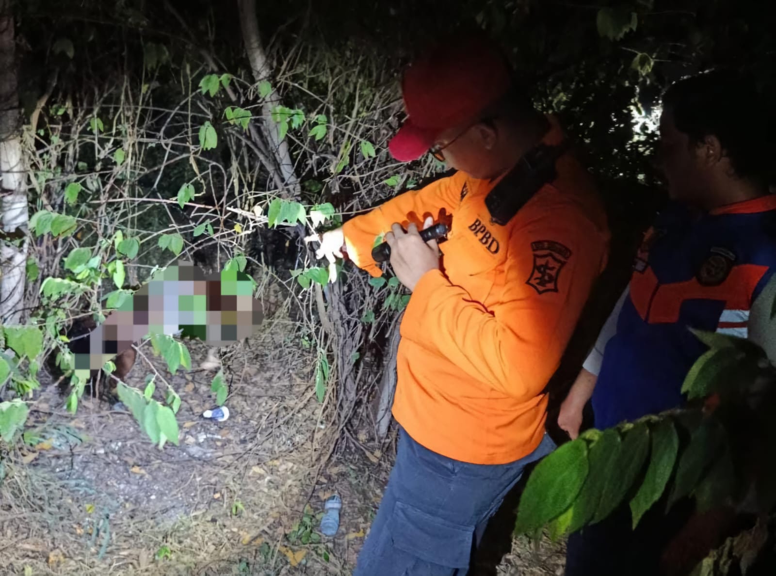 PENEMUAN: Petugas saat menunjukkan lokasi korban seorang perempuan yang ditemukan warga meninggal dunia di Jalan Pakal Madya Barat, Surabaya. (IST/RADAR SURABAYA)