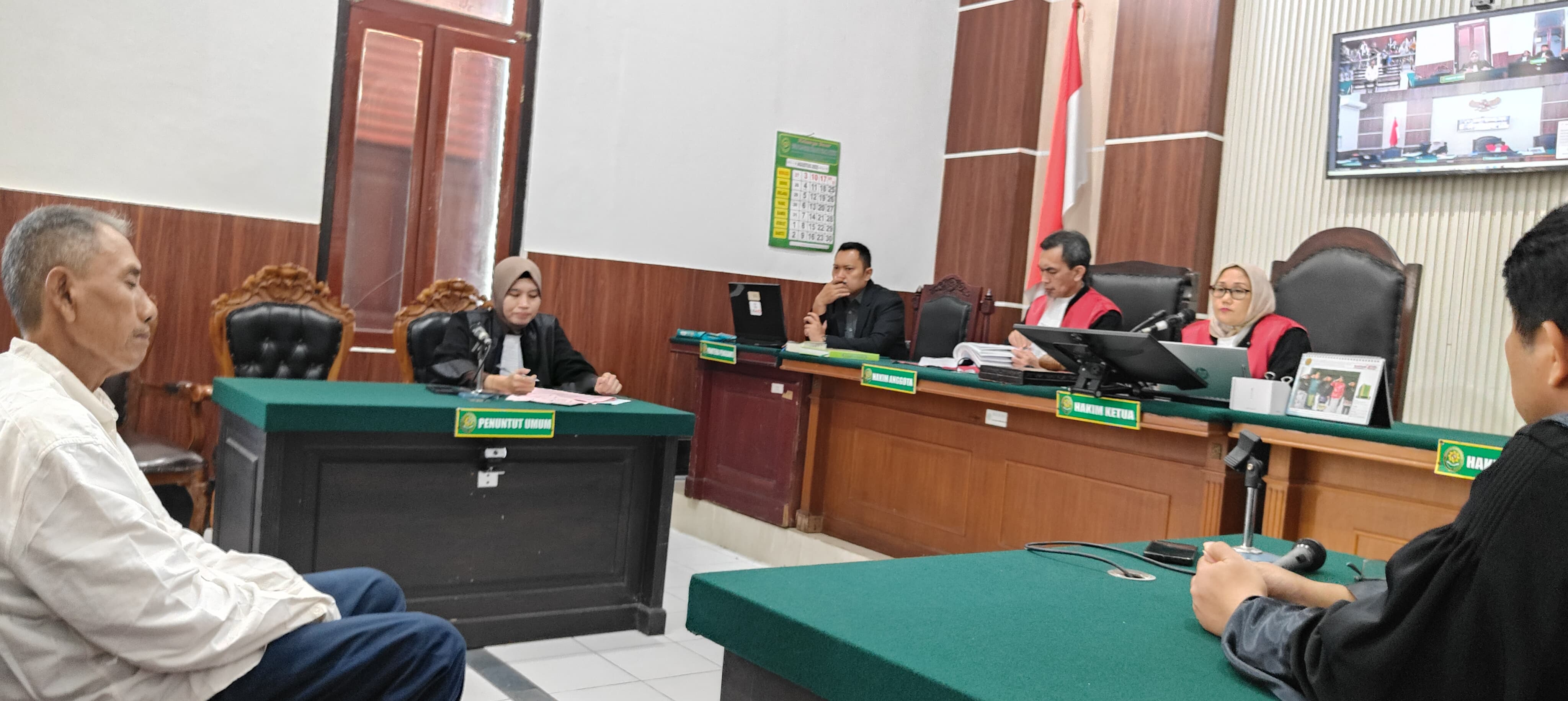 DIPUTUSKAN: Terdakwa mantan pemilik panti asuhan di Baratajaya, Surabaya, divonis 19 tahun penjara. Ia divonis atas Kasus rudapaksa anak di bawah umur. (SURYANTO/RADAR SURABAYA)