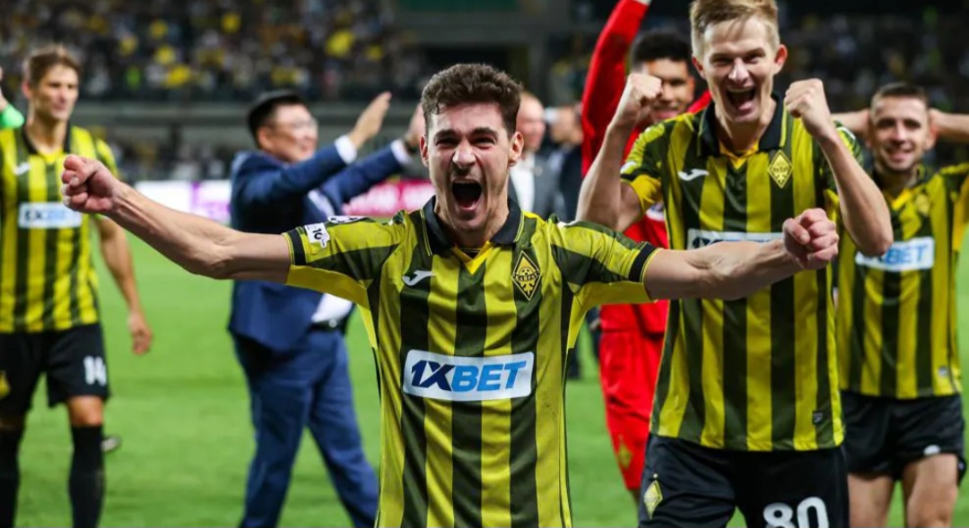 Jorginho dari Kairat Almaty merayakan kemenangan atas Celtic./SNS Group via Getty Images
