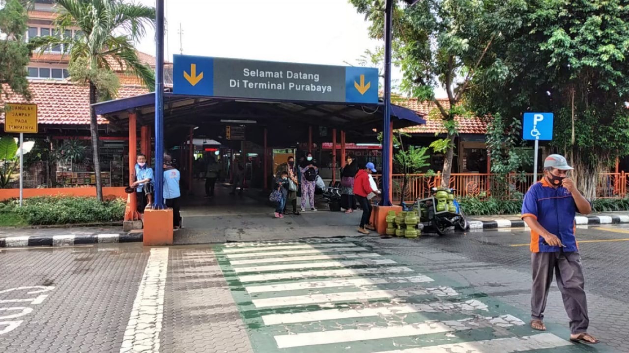 Suasana Terminal Purabaya, Sidoarjo, yang masih dihantui praktik percaloan bus. Pengelola minta dukungan TNI&ndash;Polri untuk penertiban.