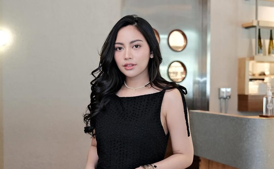 Rachel Vennya jadi sorotan di tengah kabar perceraian Arhan&ndash;Azizah. Warganet ramai dukung Rachel meski ia hanya berbagi momen kuliner dengan Fuji.