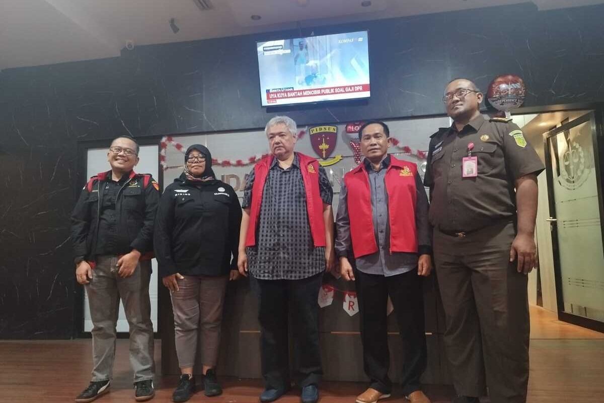 Hudiyono, eks Pj Bupati Sidoarjo, resmi ditahan Kejati Jatim usai ditetapkan tersangka korupsi hibah SMK Rp180 miliar.