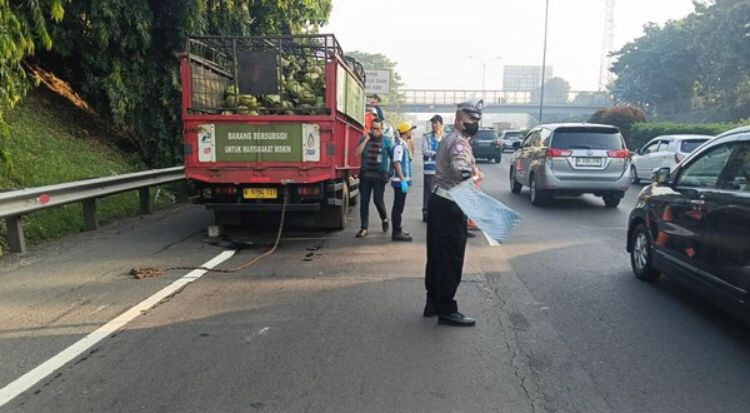 Kecelakaan maut di Tol JORR, truk elpiji terseret tronton 6 km. Sopir ditemukan tewas terjepit kabin.