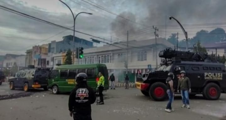 Kericuhan saat pemindahan empat tahanan makar, aparat perketat keamanan.