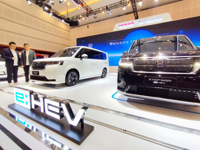 KOMPAK: Direktur Honda Surabaya Center Wendy Miharja (kiri) bersama Presiden direktur Honda Surabaya Center Ang Hoey Tiong saat pembukaan GIIAS 2025 di Surabaya, Rabu (27/8).