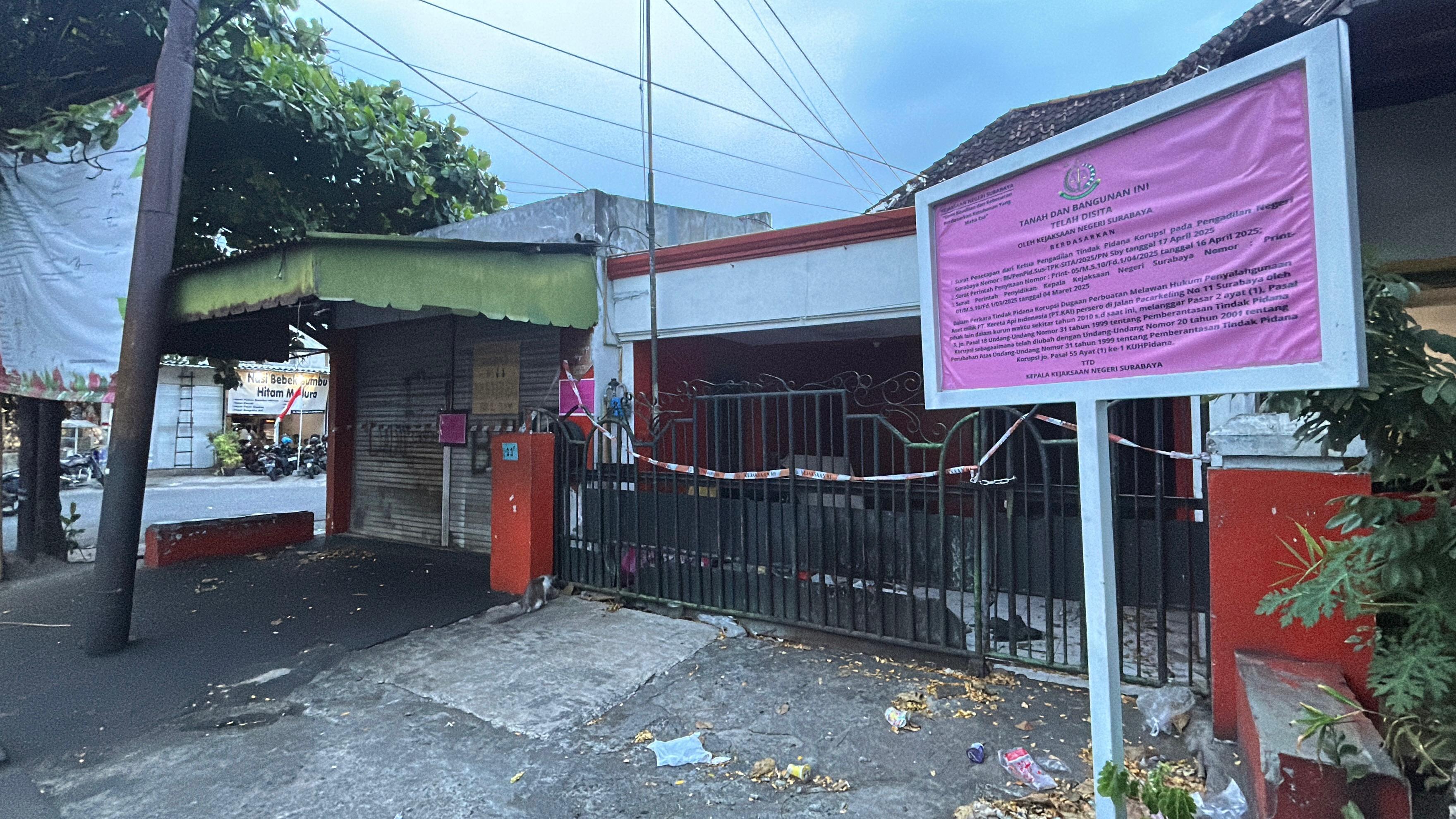 Aset PT KAI yang diamankan di Jalan Pacarkeling Surabaya. (IST)