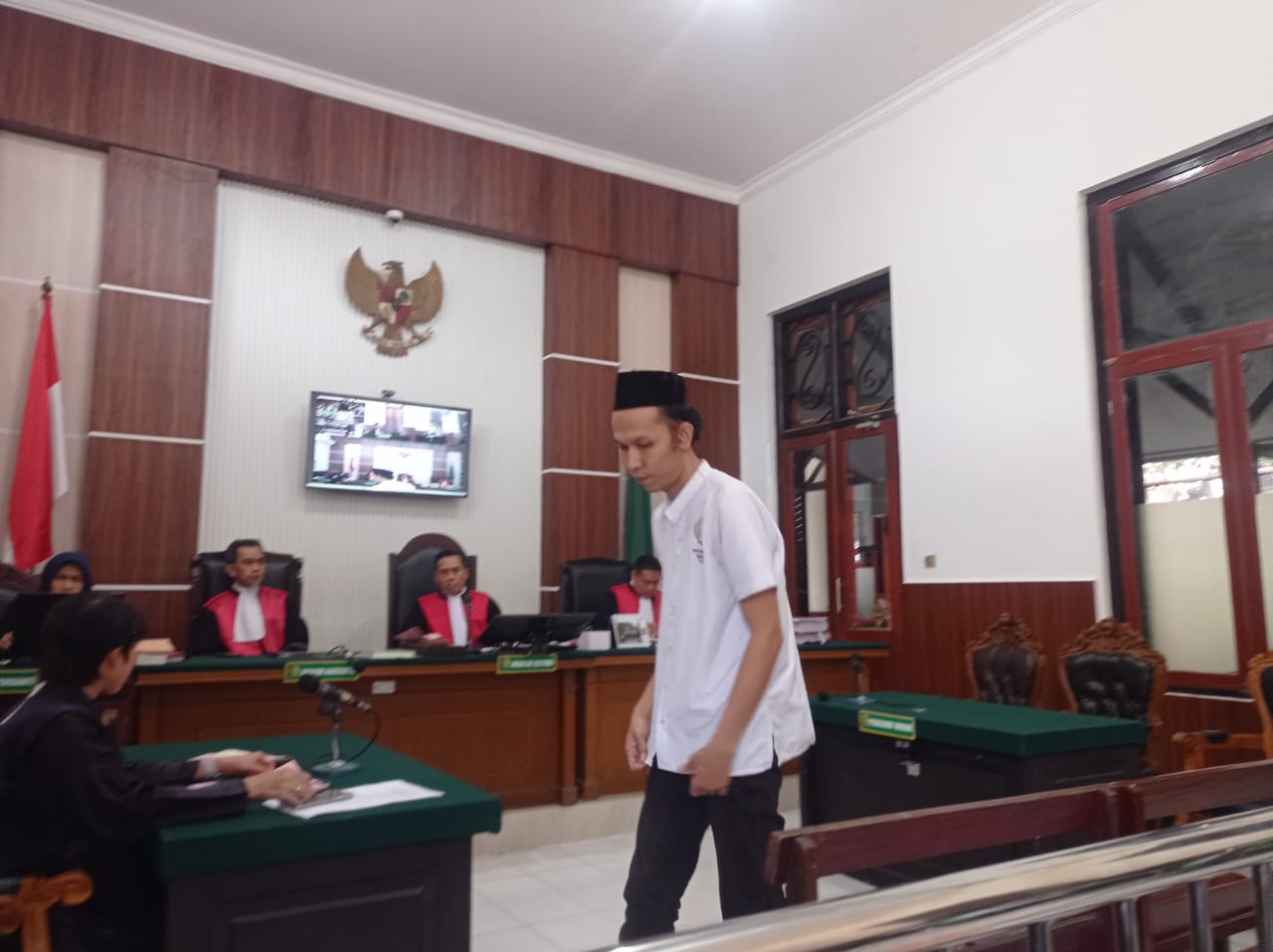 SIDANG: Terdakwa Yudha mantan kepala admin online perusahaan rokok eletrik di Surabaya. Ia menggelapkan uang perusahaan Rp 132 juta.(SURYANTO/RADAR SURABAYA)