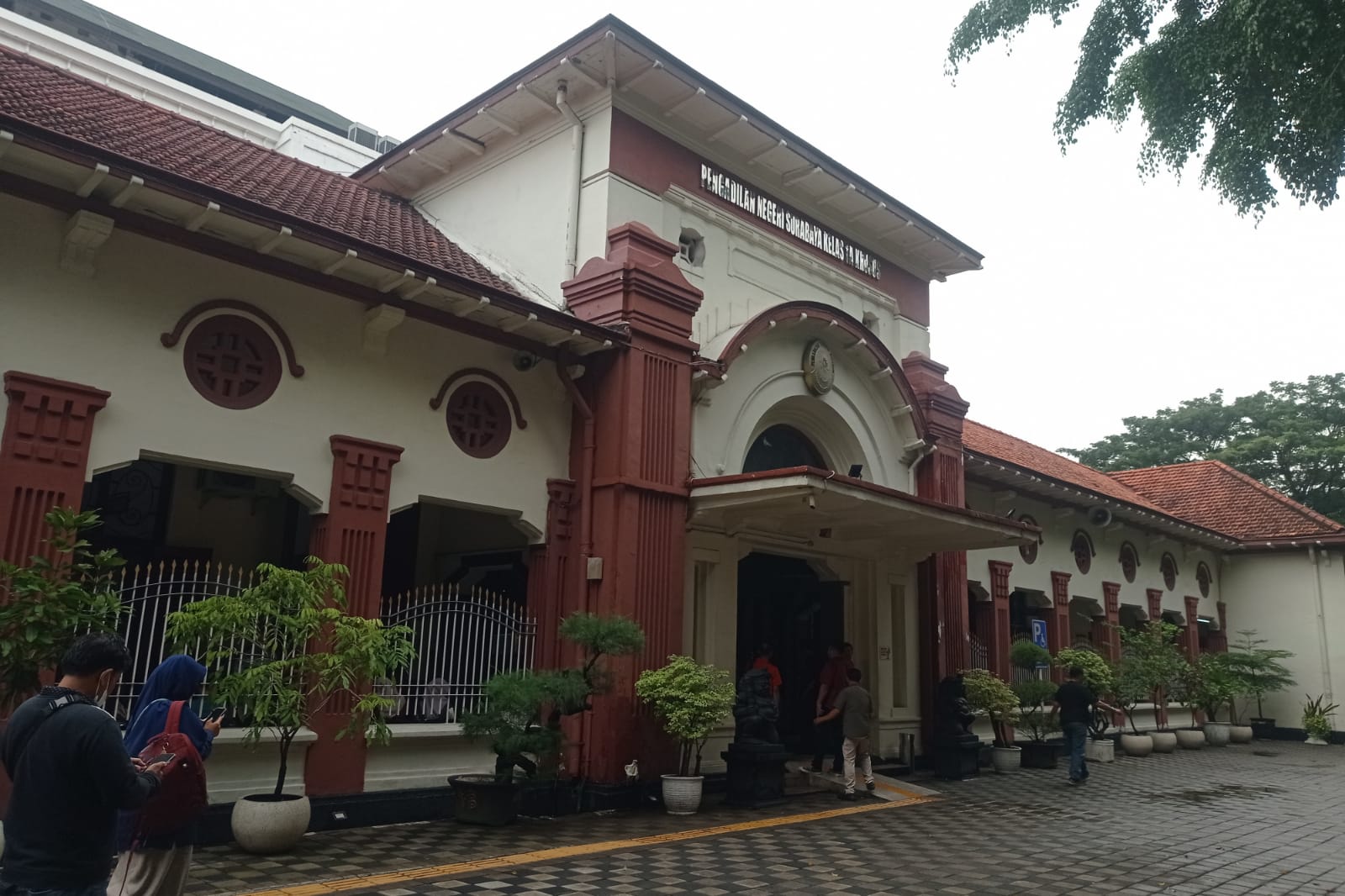 JADI PERTANYAAN: MA mengangkat mantan hakim itong yang merupakan mantan napi kasus suap menjadi ASN di PN Surabaya. Hal ini menuai kontroversi.(IST/RADAR SURABAYA)