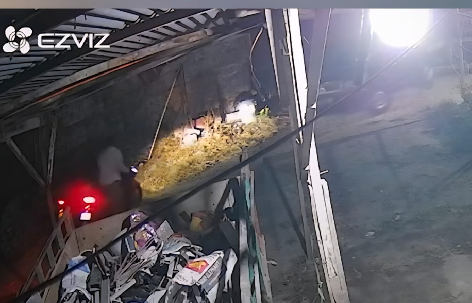 TERPANTAU: Komplotan pencuri mobil pikap terekam cctv saat beraksi di Jalan Tengger Kandangan, Surabaya. (IST/RADAR SURABAYA)
